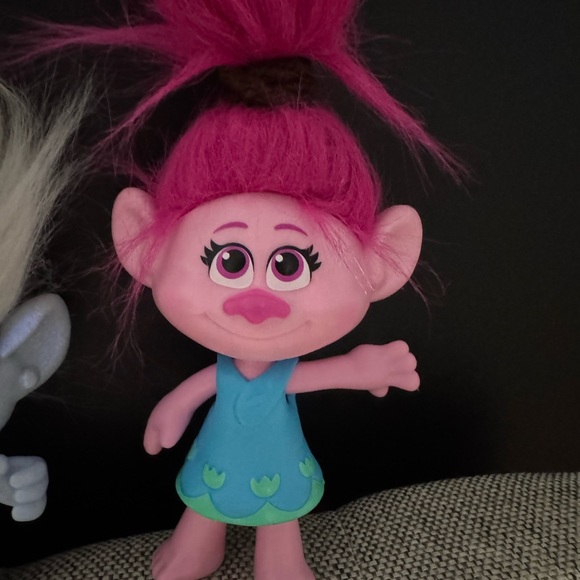 Trolls Dolls DreamWorks World Tour Colorful Toy Set - Picture 2 of 7
